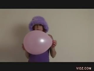 Sexy tispe gnir puss mot ballong